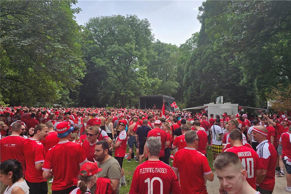 Super Stimmung bei den Dänemark-Fans in Dortmund vor dem Achtefinal-Spiel gegen Deutschland. Hier im Westpark.