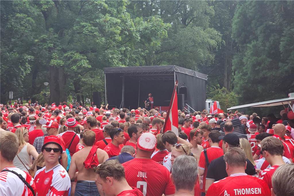 Super Stimmung bei den Dänemark-Fans in Dortmund vor dem Achtefinal-Spiel gegen Deutschland. Hier im Westpark.