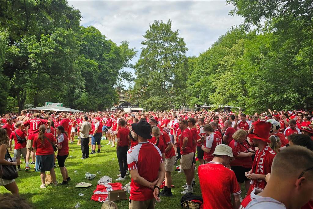 Super Stimmung bei den Dänemark-Fans in Dortmund vor dem Achtefinal-Spiel gegen Deutschland. Hier im Westpark.