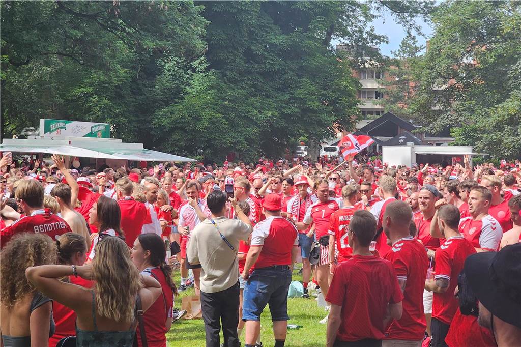 Super Stimmung bei den Dänemark-Fans in Dortmund vor dem Achtefinal-Spiel gegen Deutschland. Hier im Westpark.