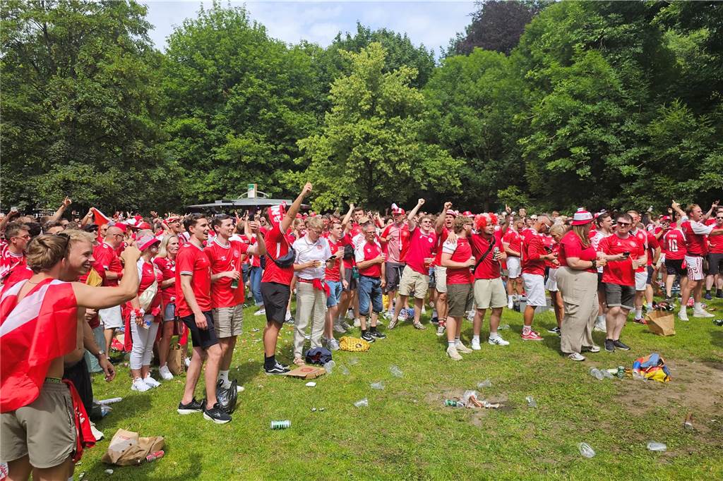 Super Stimmung bei den Dänemark-Fans in Dortmund vor dem Achtefinal-Spiel gegen Deutschland. Hier im Westpark.