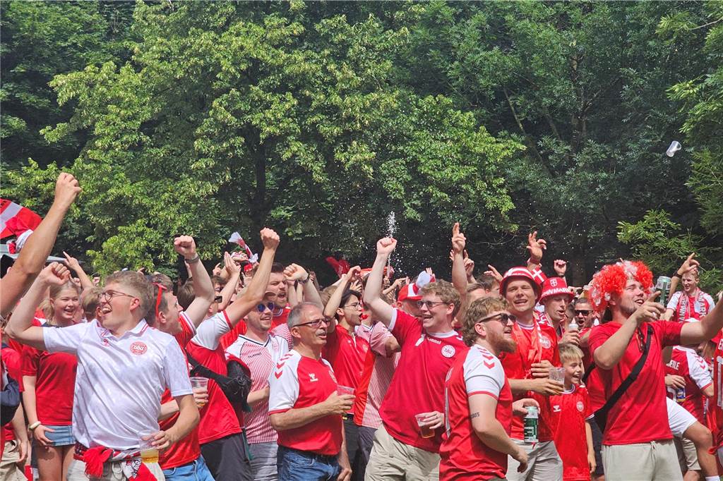 Super Stimmung bei den Dänemark-Fans in Dortmund vor dem Achtefinal-Spiel gegen Deutschland. Hier im Westpark.