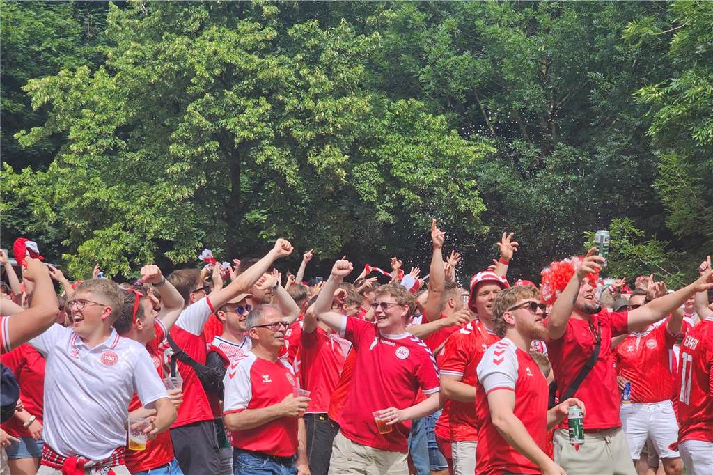 Super Stimmung bei den Dänemark-Fans in Dortmund vor dem Achtefinal-Spiel gegen Deutschland. Hier im Westpark.