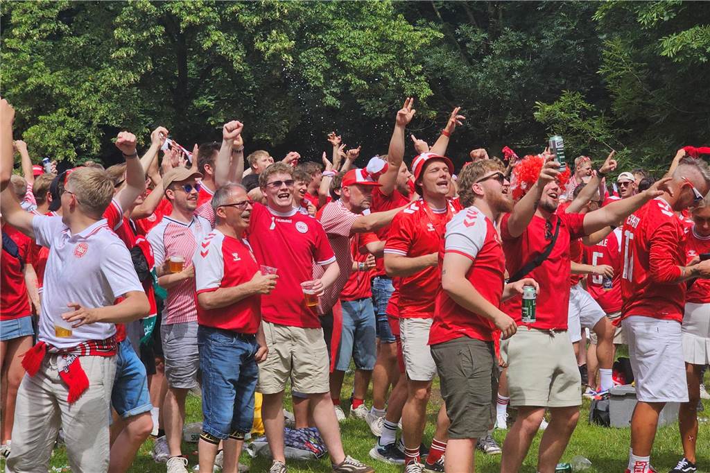 Super Stimmung bei den Dänemark-Fans in Dortmund vor dem Achtefinal-Spiel gegen Deutschland. Hier im Westpark.