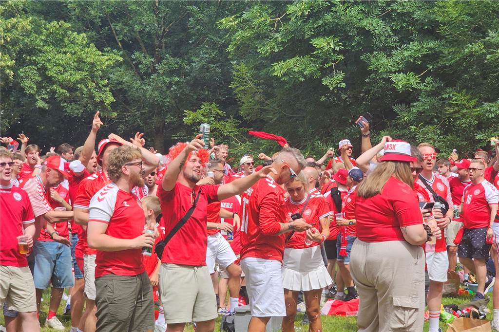 Super Stimmung bei den Dänemark-Fans in Dortmund vor dem Achtefinal-Spiel gegen Deutschland. Hier im Westpark.