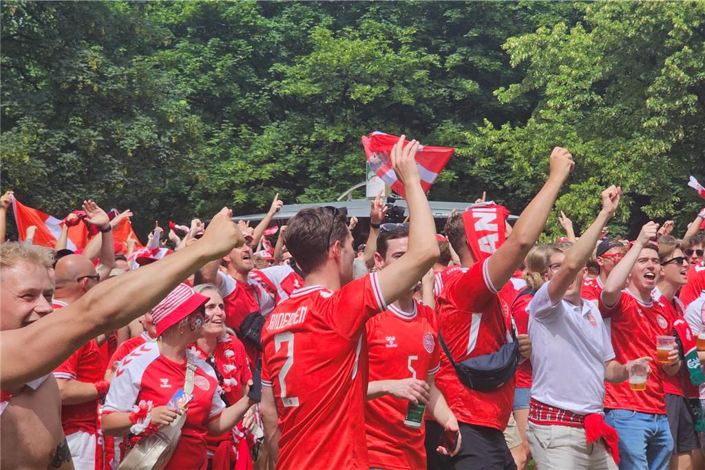 Super Stimmung bei den Dänemark-Fans in Dortmund vor dem Achtefinal-Spiel gegen Deutschland. Hier im Westpark.