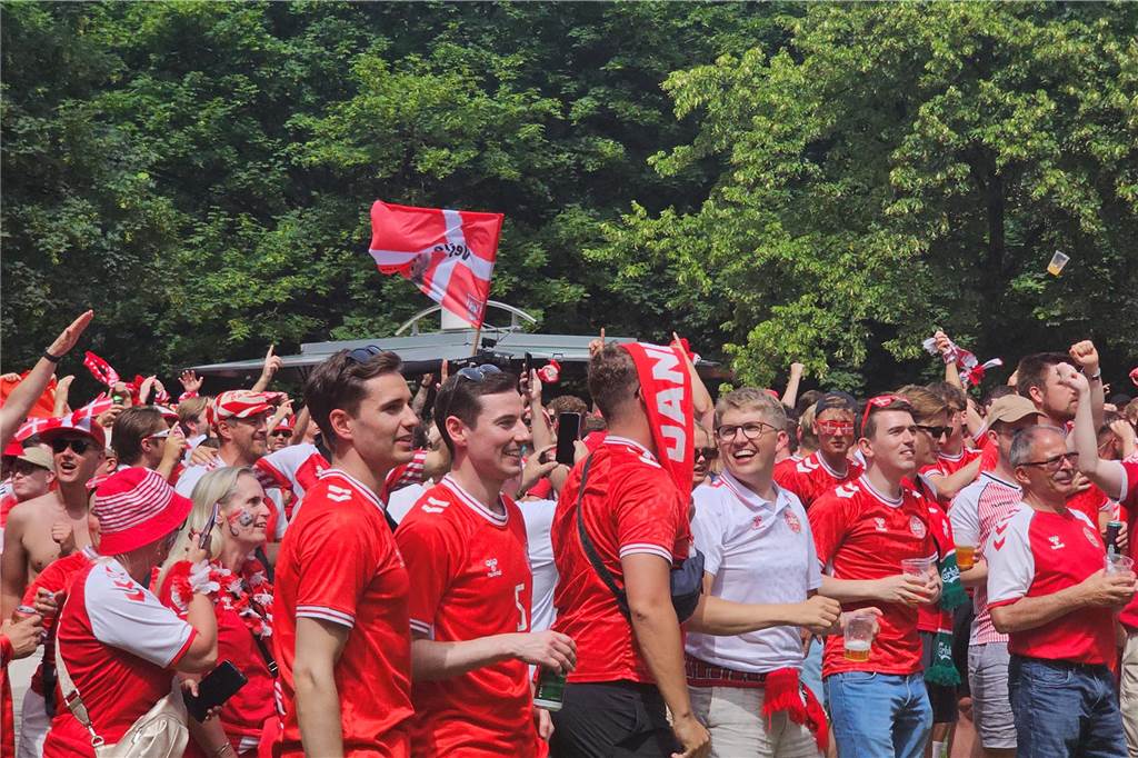 Super Stimmung bei den Dänemark-Fans in Dortmund vor dem Achtefinal-Spiel gegen Deutschland. Hier im Westpark.
