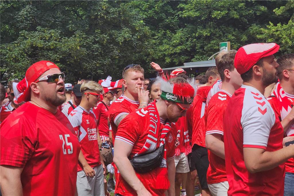 Super Stimmung bei den Dänemark-Fans in Dortmund vor dem Achtefinal-Spiel gegen Deutschland. Hier im Westpark.