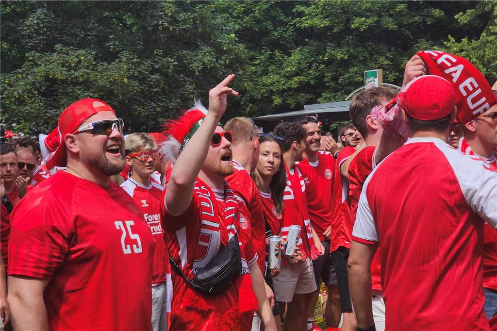 Super Stimmung bei den Dänemark-Fans in Dortmund vor dem Achtefinal-Spiel gegen Deutschland. Hier im Westpark.