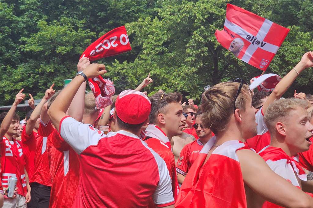 Super Stimmung bei den Dänemark-Fans in Dortmund vor dem Achtefinal-Spiel gegen Deutschland. Hier im Westpark.