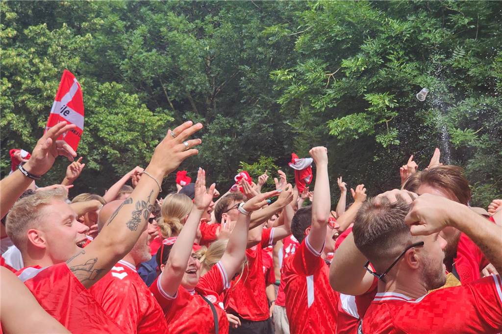 Super Stimmung bei den Dänemark-Fans in Dortmund vor dem Achtefinal-Spiel gegen Deutschland. Hier im Westpark.