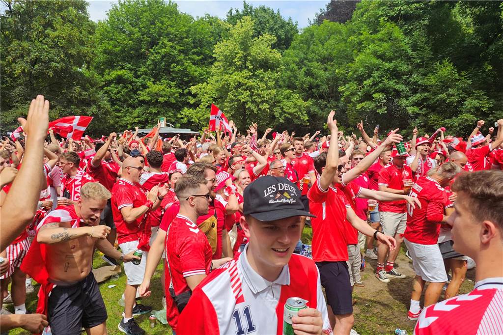 Super Stimmung bei den Dänemark-Fans in Dortmund vor dem Achtefinal-Spiel gegen Deutschland. Hier im Westpark.