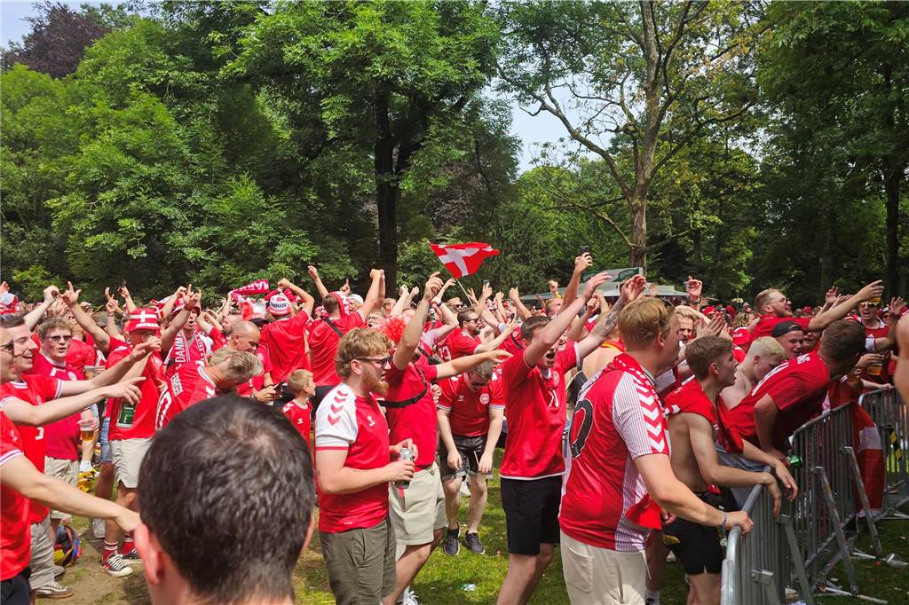 Super Stimmung bei den Dänemark-Fans in Dortmund vor dem Achtefinal-Spiel gegen Deutschland. Hier im Westpark.