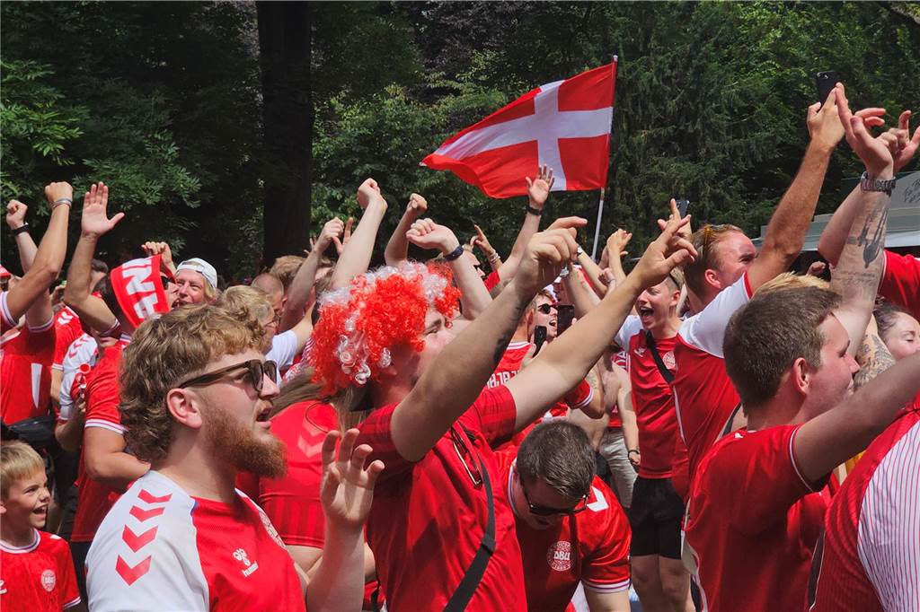 Super Stimmung bei den Dänemark-Fans in Dortmund vor dem Achtefinal-Spiel gegen Deutschland. Hier im Westpark.