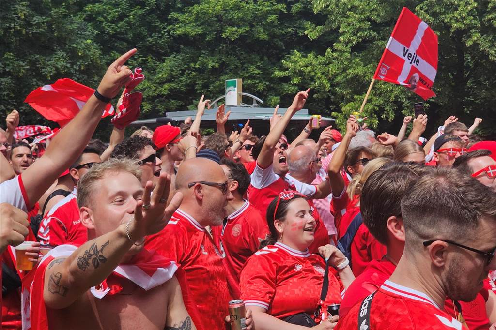 Super Stimmung bei den Dänemark-Fans in Dortmund vor dem Achtefinal-Spiel gegen Deutschland. Hier im Westpark.