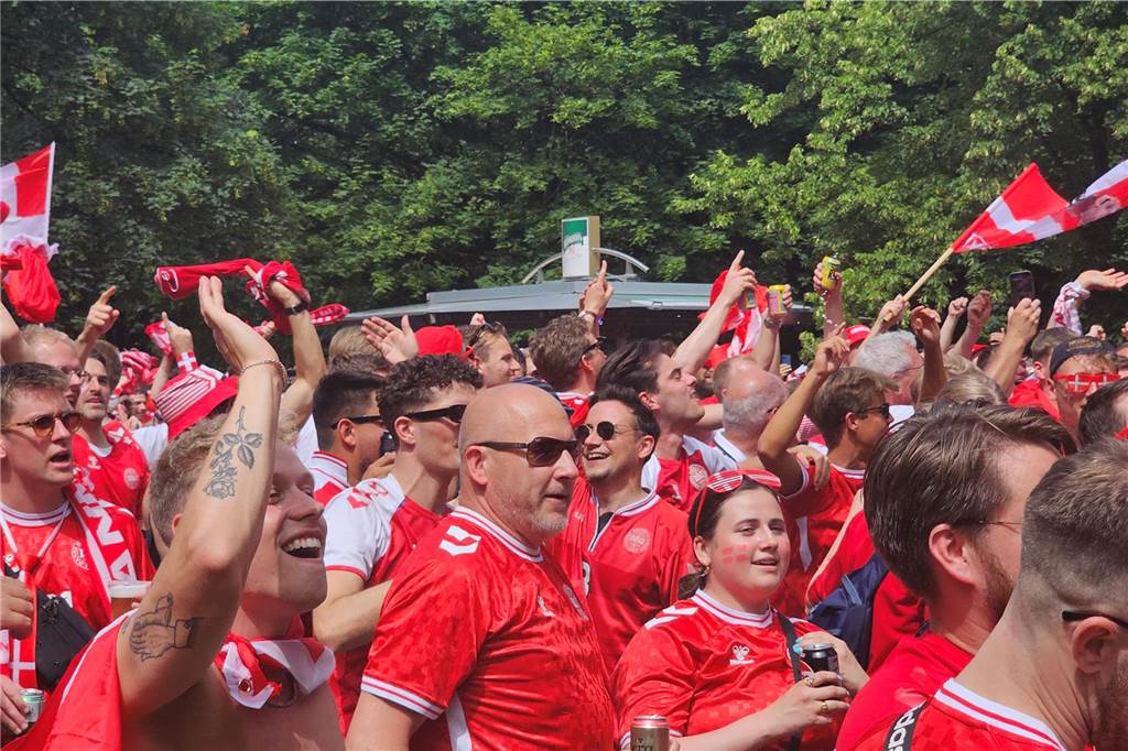 Super Stimmung bei den Dänemark-Fans in Dortmund vor dem Achtefinal-Spiel gegen Deutschland. Hier im Westpark.