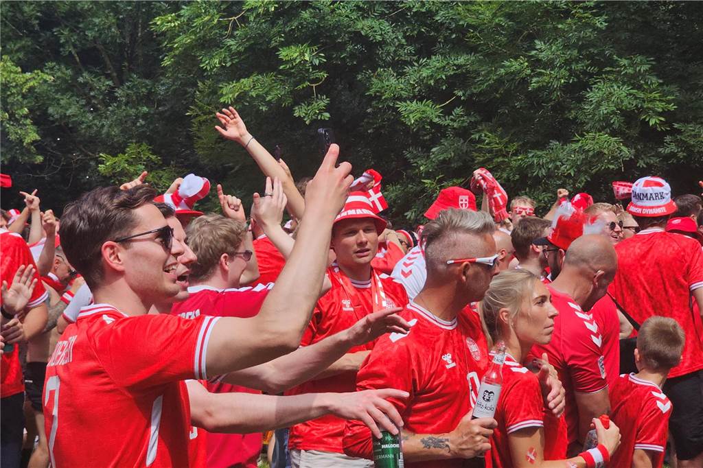 Super Stimmung bei den Dänemark-Fans in Dortmund vor dem Achtefinal-Spiel gegen Deutschland. Hier im Westpark.