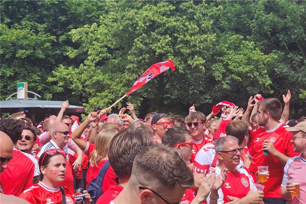 Super Stimmung bei den Dänemark-Fans in Dortmund vor dem Achtefinal-Spiel gegen Deutschland. Hier im Westpark.