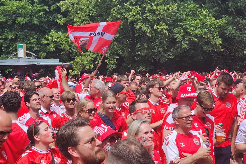 Super Stimmung bei den Dänemark-Fans in Dortmund vor dem Achtefinal-Spiel gegen Deutschland. Hier im Westpark.