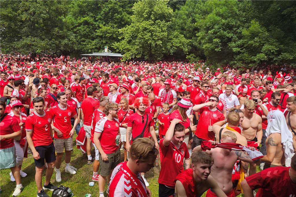 Super Stimmung bei den Dänemark-Fans in Dortmund vor dem Achtefinal-Spiel gegen Deutschland. Hier im Westpark.