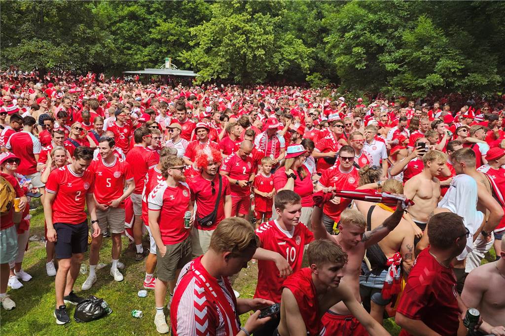 Super Stimmung bei den Dänemark-Fans in Dortmund vor dem Achtefinal-Spiel gegen Deutschland. Hier im Westpark.