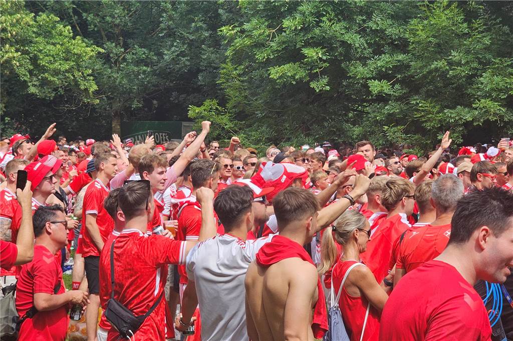Super Stimmung bei den Dänemark-Fans in Dortmund vor dem Achtefinal-Spiel gegen Deutschland. Hier im Westpark.