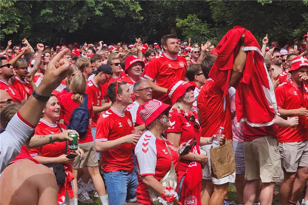 Super Stimmung bei den Dänemark-Fans in Dortmund vor dem Achtefinal-Spiel gegen Deutschland. Hier im Westpark.