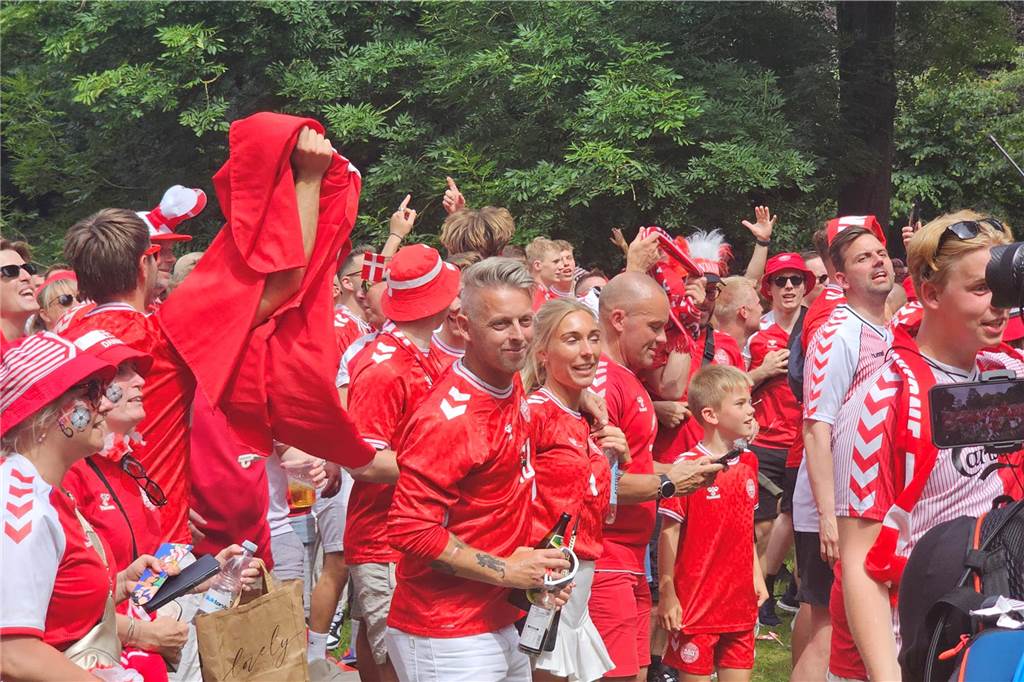 Super Stimmung bei den Dänemark-Fans in Dortmund vor dem Achtefinal-Spiel gegen Deutschland. Hier im Westpark.