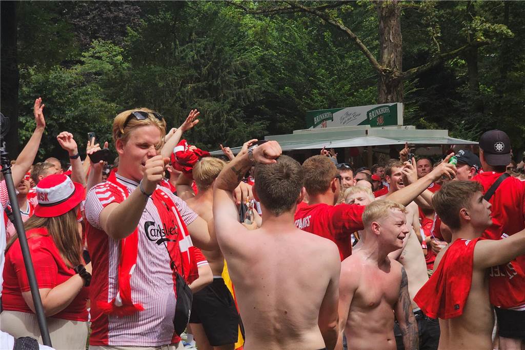Super Stimmung bei den Dänemark-Fans in Dortmund vor dem Achtefinal-Spiel gegen Deutschland. Hier im Westpark.