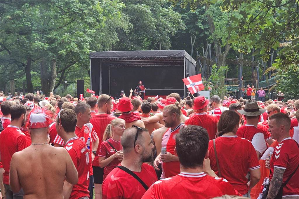 Super Stimmung bei den Dänemark-Fans in Dortmund vor dem Achtefinal-Spiel gegen Deutschland. Hier im Westpark.