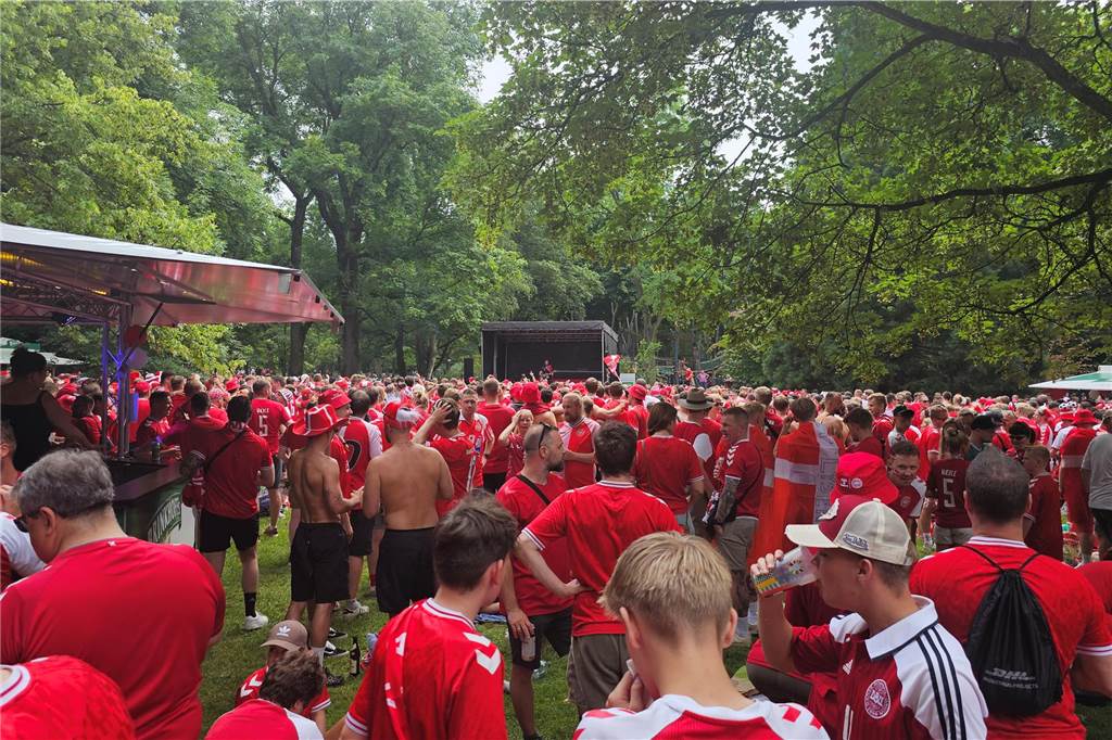 Super Stimmung bei den Dänemark-Fans in Dortmund vor dem Achtefinal-Spiel gegen Deutschland. Hier im Westpark.