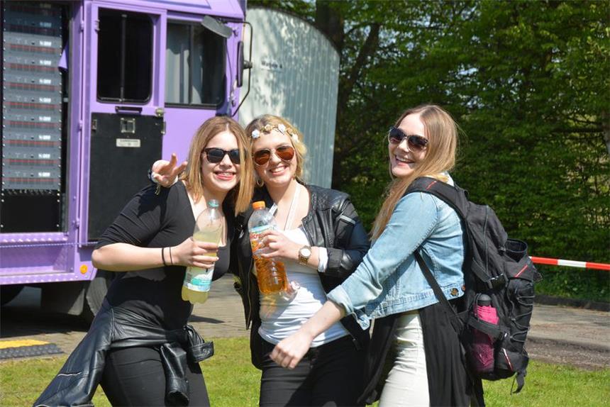 Das muss man zur Mai-Feier in Lüdinghausen wissen Super Wetter, heiße Rhythmen, beste Laune.