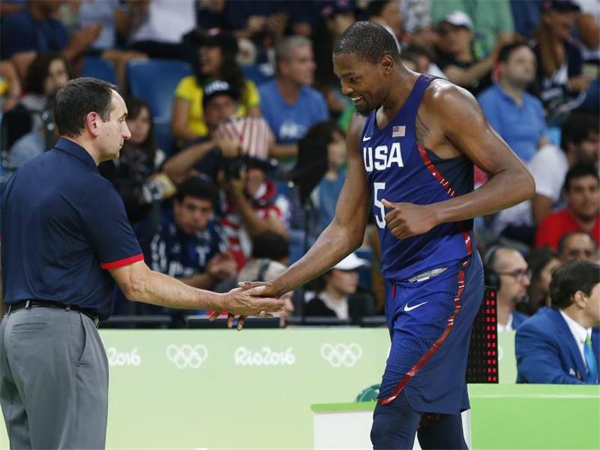 Dream-Team-Nachfolger der USA schocken Basketball-Welt Superstar Kevin Durant (r.) bekommt im Finale von Trainer Mike Krzyzewski (l.) eine verdiente Pause. Foto: Larry W. Smith
