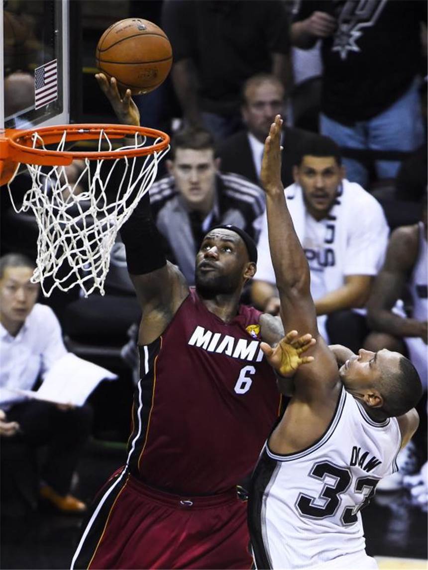 Miami verliert Hitzeschlacht gegen San Antonio Superstar LeBron James (l) war trotz Krämpfe mit 25 Punkten Topscorer der Partie. Foto: Ashley Landis
