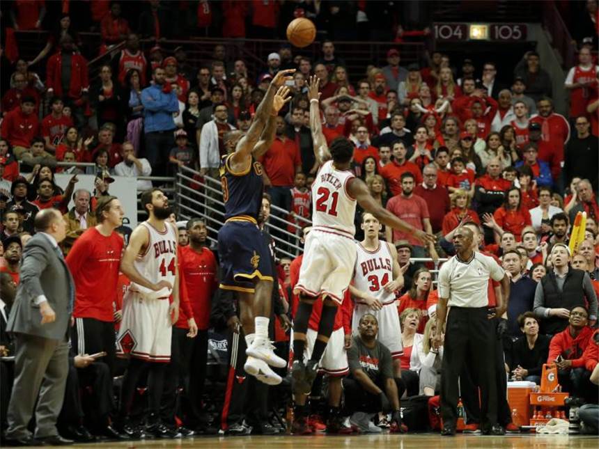 James trifft in letzter Sekunde - Houston vor NBA-Aus Superstar LeBron James (M.l.) traf in der Schlusssekunde für die Cleveland Cavaliers zum Sieg. Foto: Kamil Krzaczynski
