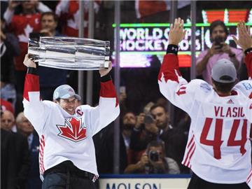 Superstar Sidney Crosby (l) jubelt über den Sieg Kanadas im Finale des World Cup of Hockey. Foto: Joel Marklund/Bildbyran/ZUMA Wire
