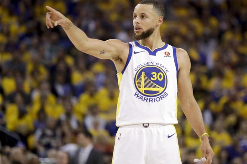 Blackout kostet LeBron James Sieg zum NBA-Finalauftakt Superstar Stephen Curry führte die Golden State Warriors zum Sieg gegen die Cleveland Cavaliers. Foto: Marcio Jose Sanchez/AP