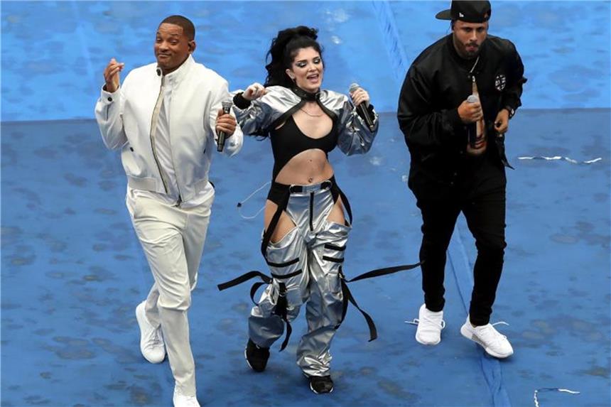 Russland beschließt WM mit bunter Bühnenshow Superstar Will Smith trat mit Era Istrefi und Nicky Jam bei der Schlussfeier auf. Foto: Thanassis Stavrakis