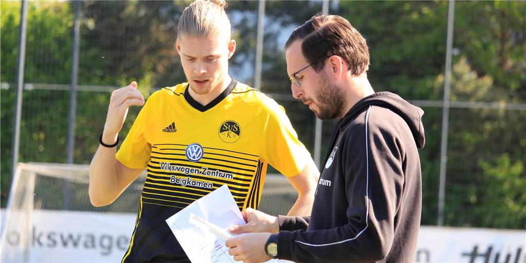 „Wir waren in der ersten Halbzeit tot“: SuS Kaiserau fehlt noch ein Zähler zum Klassenerhalt SuS-Coach Robert Kittel wechselte Marvin Schuster (l.) in der ersten Halbzeit für Volkan Yildirim ein. Der Toptorjäger der Kaiserauer leitete in Durchgang zwei die große Aufholjagd ein und krönte diese mit drei Toren beim 6:4-Sieg.