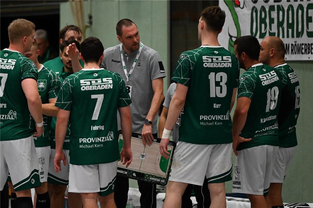 Gebauchter Cobras-Abend: Oberadens Mini-Siegesserie gerissen SuS-Coach Thomas Brannekämper (in Grau) gab zu: Auch die Auszeiten haben nichts genützt.