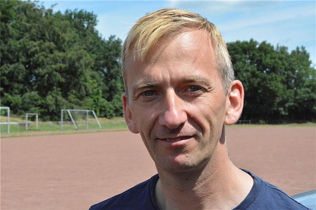 SuS Hervest hat den letzten Ascheplatz in Dorsten: „Keiner will mehr einen haben“ SuS Hervests Vorsitzender Thomas Homann vor dem unbeliebten Ascheplatz.