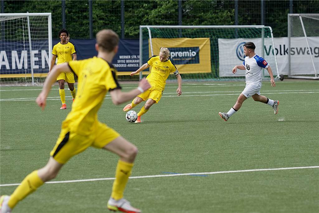 Holzwickeder U19 feiert Kantersieg - Kaiserauer C-Junioren jubeln nach erstem Landesliga-Dreier SuS-Kapitän Justin Waschescio schlägt den Ball in die eigene Angriffsreihe.
