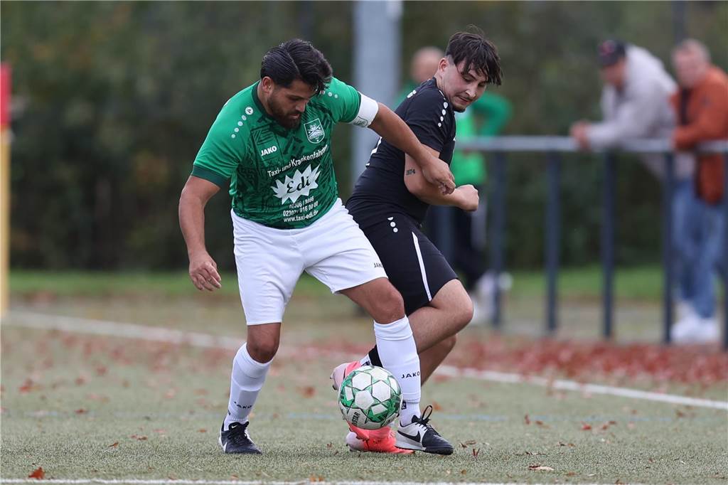 SuS-Oberaden-Spieler im Zweikampf.