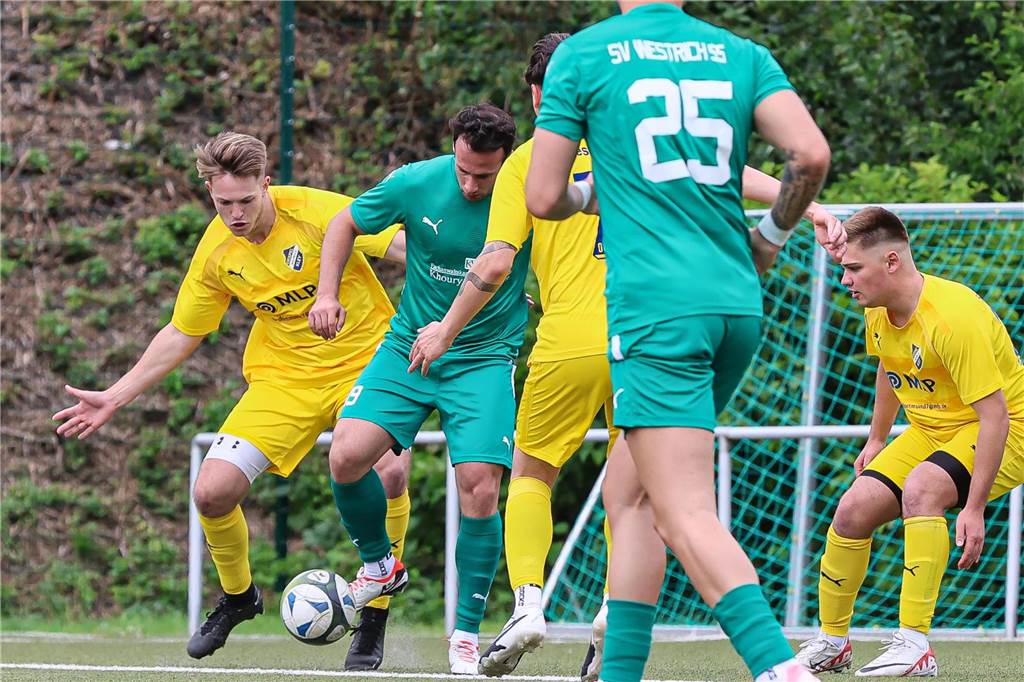 Drei Teams ohne Punktverlust in Kreisliga A1 SuS Oespel Kley (gelbe Trikots) steht für viele überraschend an der Tabellenspitze.