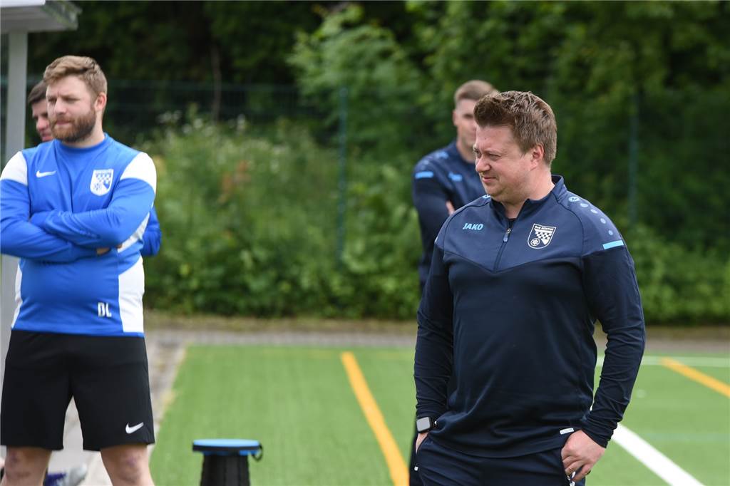 3 Spiele, 3 Eigentore: Weddinghofen feiert Kantersieg, SuS Lünern bestätigt mit Neuzugang Frühform SuS Rünthes Trainer Björn Ziegert (r.) konnte trotz der Niederlage einige Erkenntnisse gewinnen.