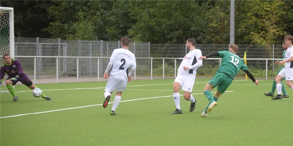 Fußball am Sonntag: FC Epe II gleicht in Lünten spät aus - VfB Alstätte siegt in Gescher SuS Stadtlohn II kassiert in dieser Situation in Epe den dritten Gegentreffer durch Lundrim Bekqeli.