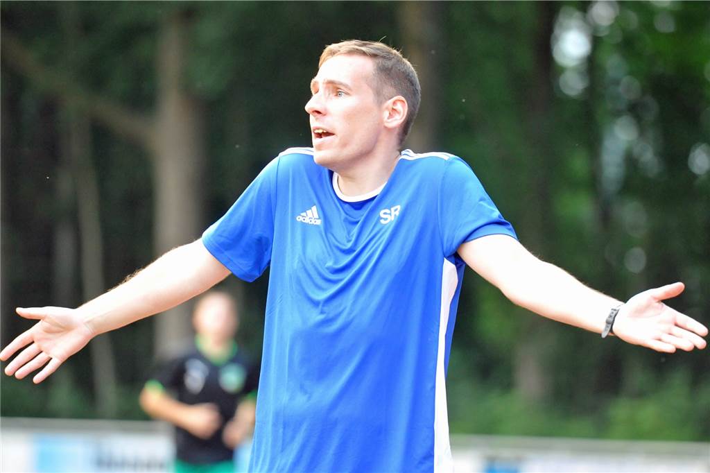 Saison-Check Bezirksliga 11: Von Titelkandidaten und Underdogs SuS-Trainer Stefan ist mit seinem Team Titelfavorit. Er selbst sieht das aber locker, wie er sagt.