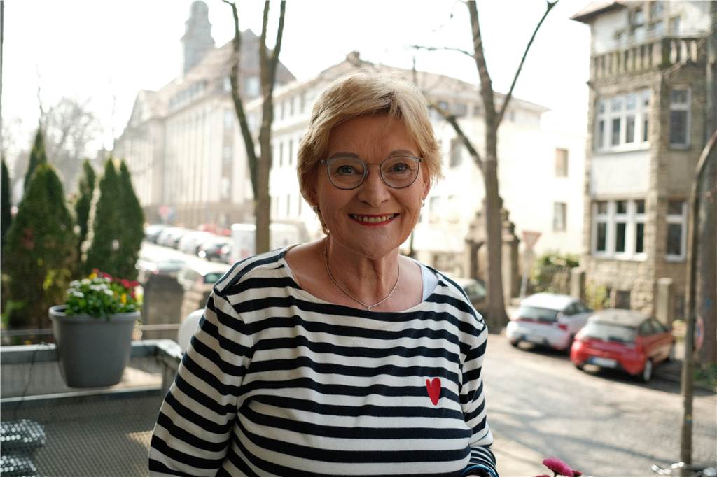 Susanne Bartholomé hat von ihrem Balkon aus gesehen, wie sich das Feuer im Dortmunder Kaiserviertel am Samstagabend (26.3.) ausgebreitet hat.