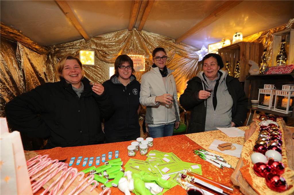So schön ist die Adventszeit in der Selmer Altstadt Susanne Bartsch (r.), Chefin des Pflegedienstes Ricono, erklärte: „Wir sind dabei, um den Adventsmarkt zu bereichern. Auch, wenn wir nicht so wahrgenommen werden, weil wir hier nichts zu essen und zu trinken anbieten.“