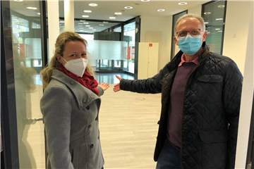 Susanne Baumert vom Gebäudemanagement der Sparkasse an der Lippe, und Dieter Niechcial, zweiter Vorsitzender der Hospizgruppe Selm-Olfen-Nordkirchen, freuen sich, dass bald die neue Geschäftsstelle der Hospizgruppe in einem ehemaligen Teilbereich der Sparkassengeschäftsstelle an der Kreisstraße eröffnet werden kann.